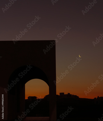 Photography Casa solitaria bajo el cielo crepuscular con la luna