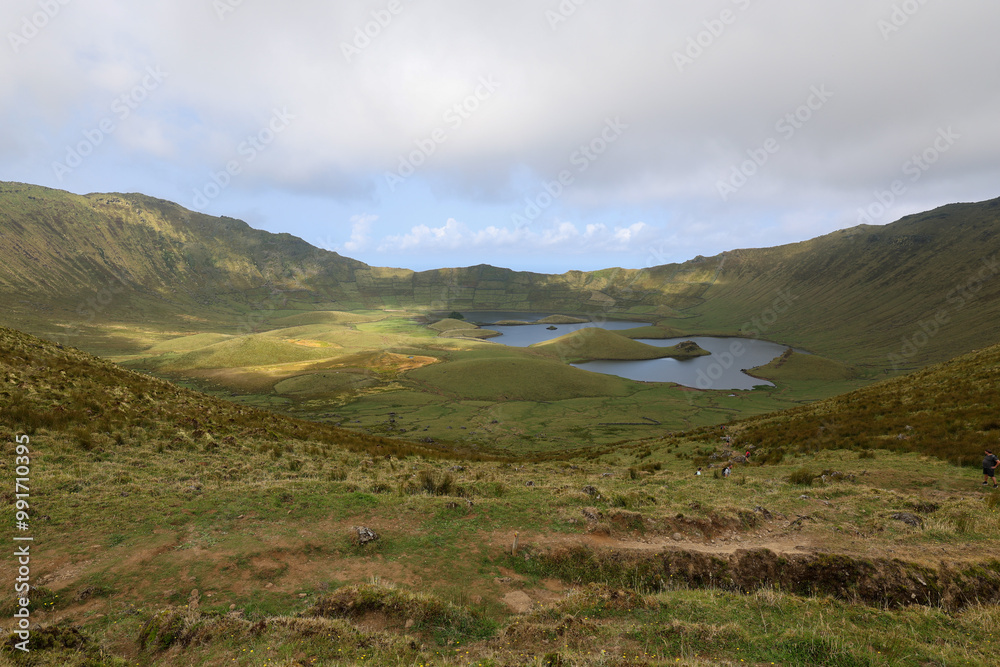 Le cratère du volcan sur l'île de Corvo aux Açores Le cratère du volcan sur l'île de Corvo aux Açores