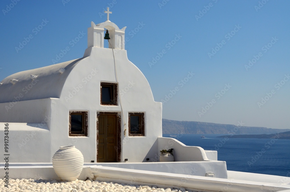 Fototapeta premium Pequeña capilla blanca en Oia, isla de Santorini, Grecia