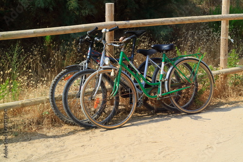 Fahrrad abgestellt an Fahrradparkplatz