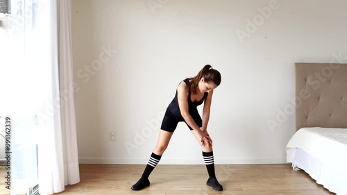 mulher praticando exercícios fisícos em casa  photo