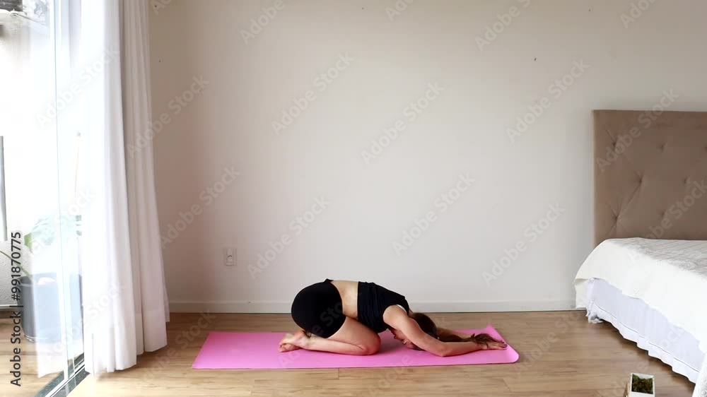 Mulher praticando ioga em casa 