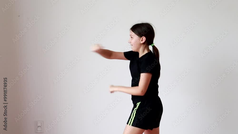 garota dando socos em luta 