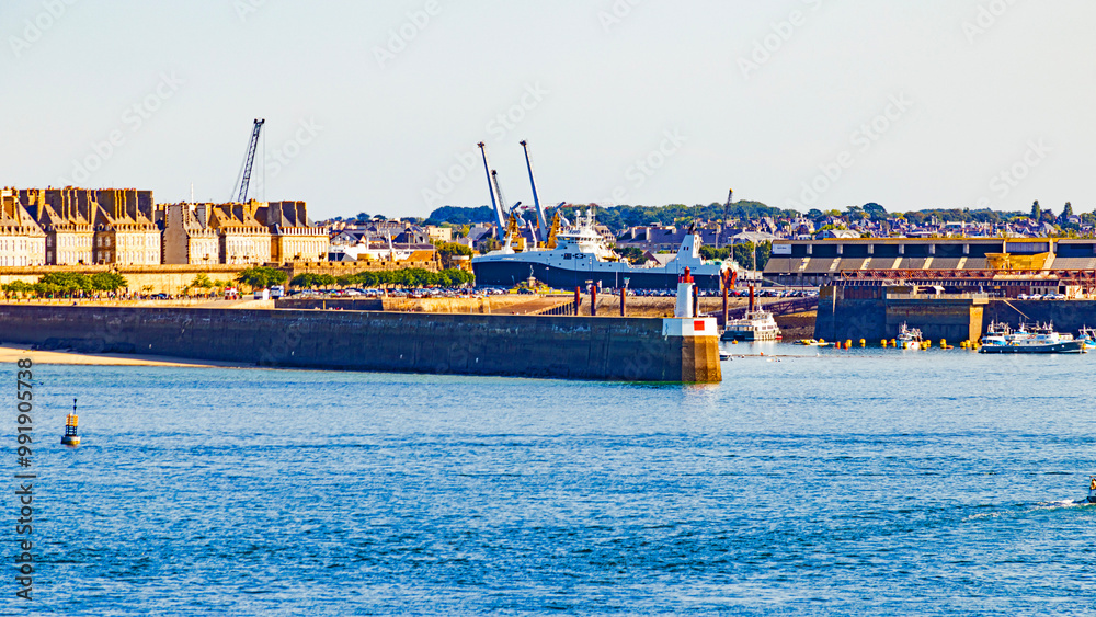 Fototapeta premium Saint Malo in french britanychanel coastline