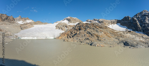 Randonnée autour du Lac glaciaire du Grand Méan dans les Alpes photo