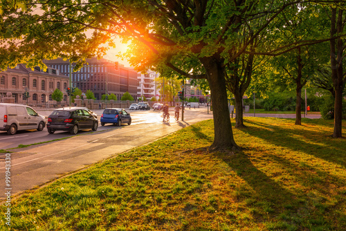 Berlin Friedrichshain: Feierabend an der Stralauer Allee am Rudolf-Kiez im Sommer - Sommerabend am Berliner Medien-Kiez Verkehr Berliner Innenstadt grüne city Osthafen behale mediencity grünfläche 