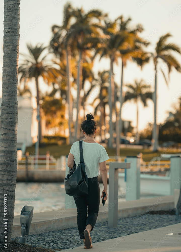 Obraz premium woman walking on the marina coconut grove miami 