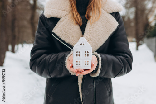 Obraz na płótnie close up of hands holding white ceramic house. Family, building, construction, real estate and safety concept w salonie