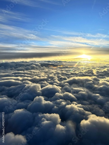 Canvastavla Amanecer en el cielo con nubes esponjosas