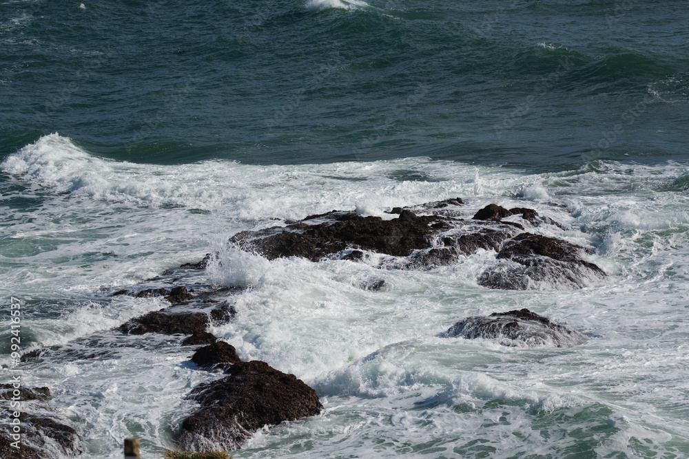 Fototapeta premium 霧多布岬の冬の荒波