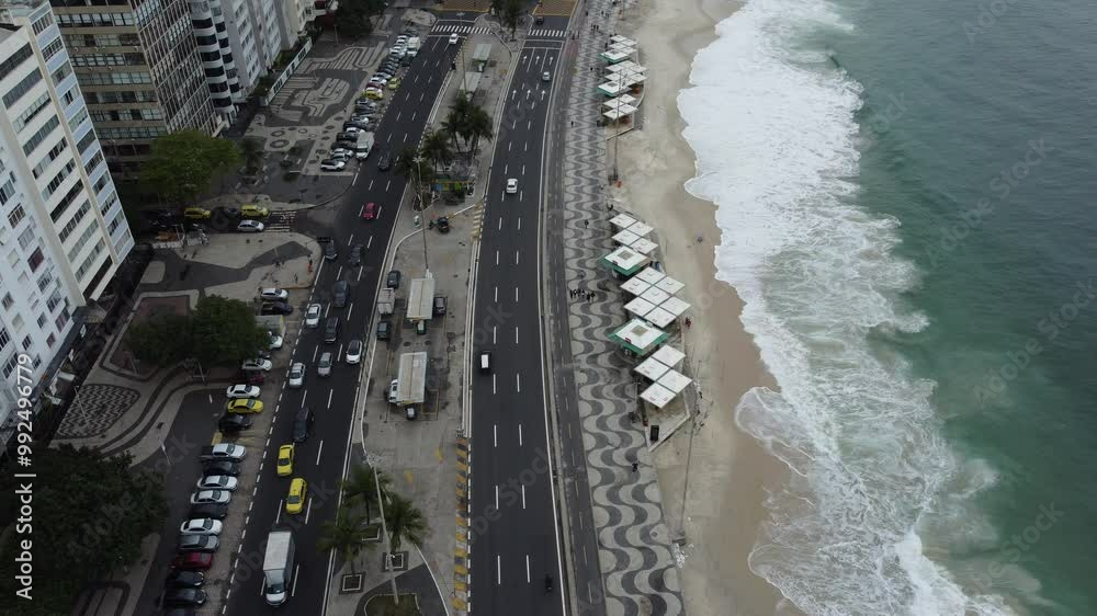 Visão aérea da orla da praia, calçadão e trânsito de veículos em copacabana, rio de janeiro, rj, brasil