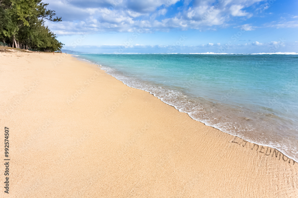 Plage de sable dorée et déserte, île de la Réunion Plage de sable dorée et déserte, île de la Réunion