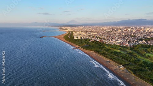 晴天の日の早朝、茅ヶ崎上空から市街地を見下ろす