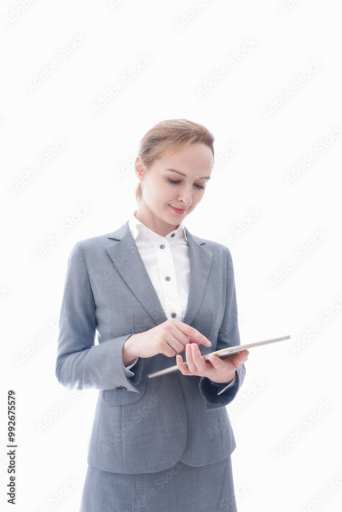 タブレット端末を使う制服を着た留学生 タブレット端末を使う制服を着た留学生