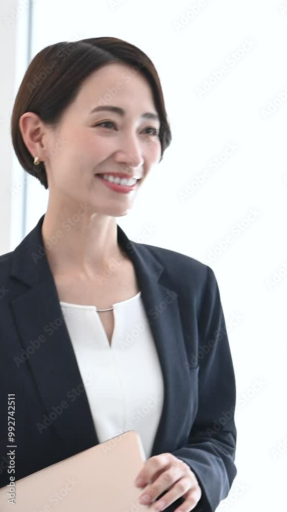 Vertical video of a cool working Asian (Japanese) woman's image that is easy to use for business purposes. Vertical video of a cool working Asian (Japanese) woman's image that is easy to use for business purposes.