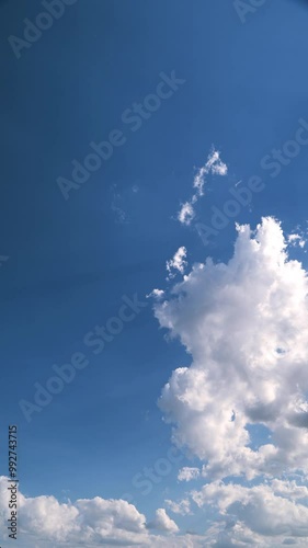 青空に流れる雲