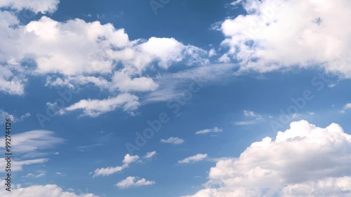 青空に流れる雲