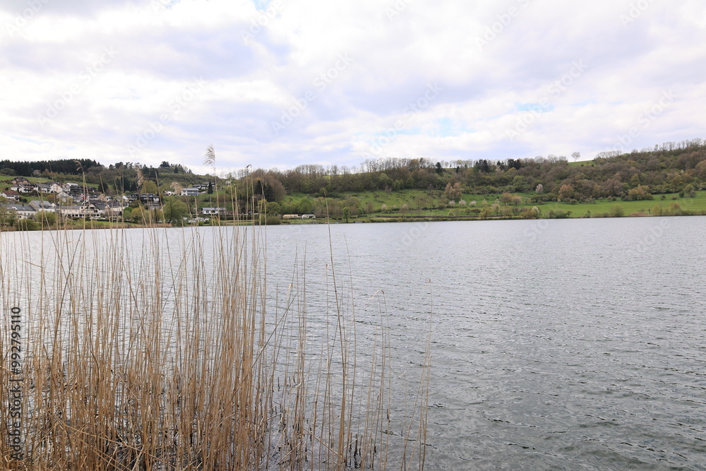 Blick auf das Schalkenmehrener Maar bei Daun in der Eifel Blick auf das Schalkenmehrener Maar bei Daun in der Eifel
