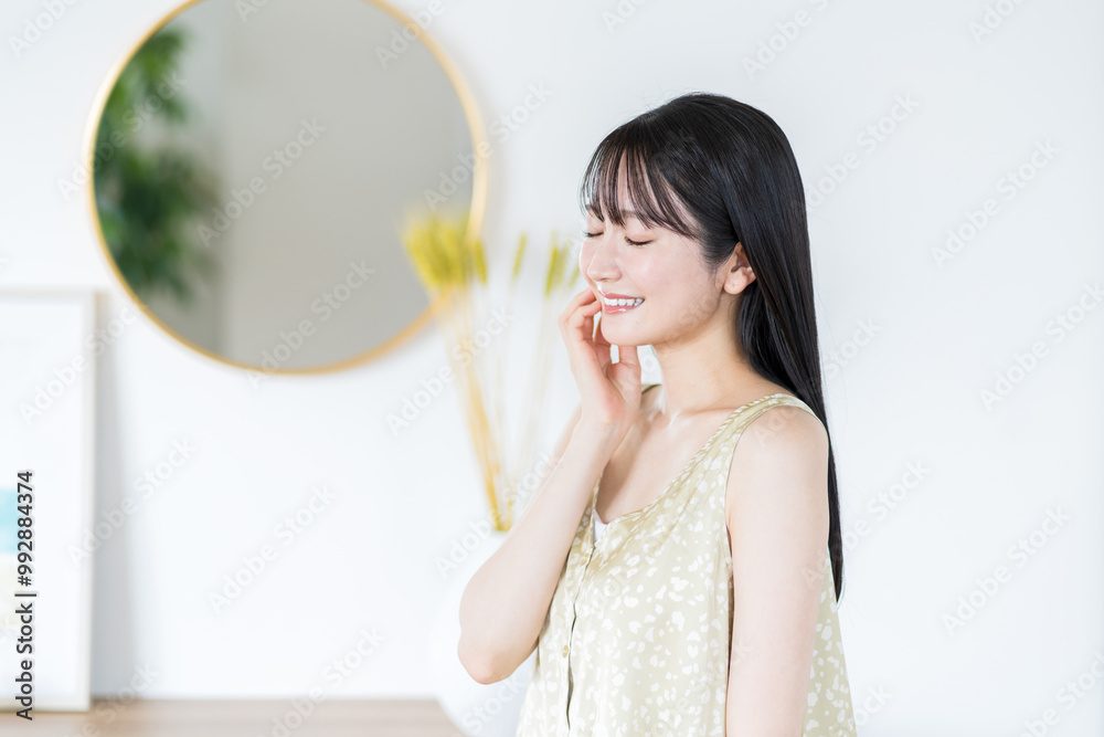 肌の保湿を実感する若い女性。 肌の保湿を実感する若い女性。