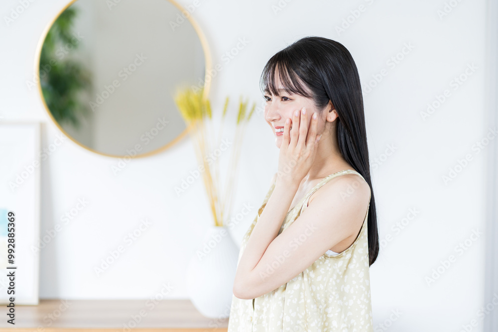 肌の保湿を実感する若い女性。