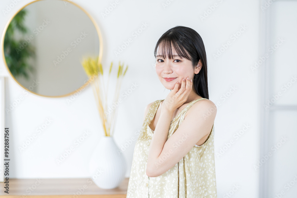 肌の保湿を実感する若い女性。 肌の保湿を実感する若い女性。