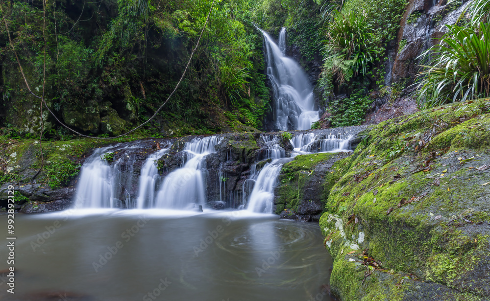 Naklejka premium long exposure shot of elabana falls in lamington national park
