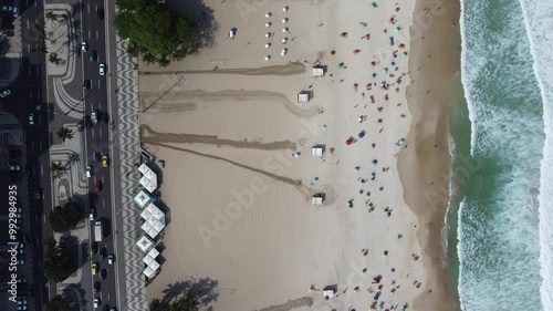 Visão aérea de pessoas turistas na praia de copacabana, rio de janeiro, brasil photo