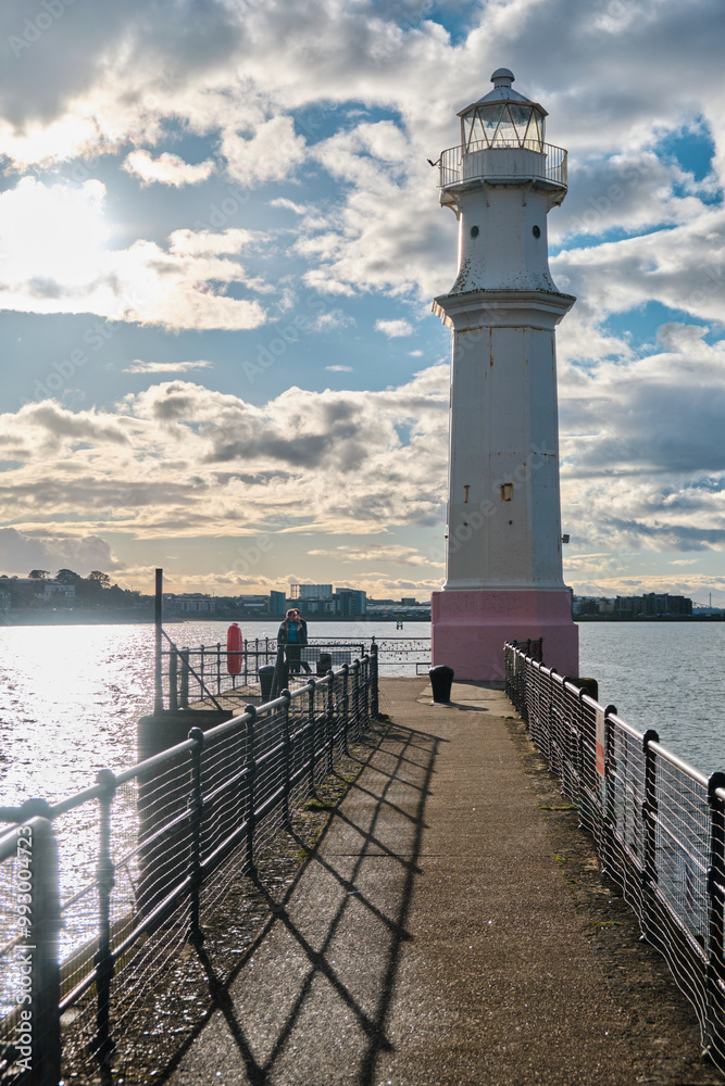 Pareja enamorados en faro en Edimburgo al atardecer Pareja enamorados en faro en Edimburgo al atardecer