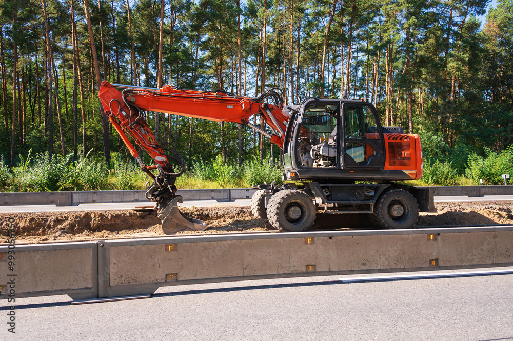 Ein Bagger auf einer Baustelle auf einer deutschen Autobahn