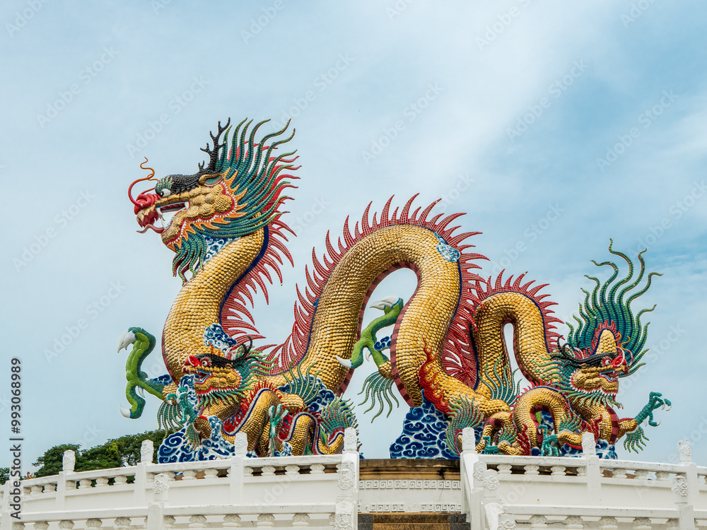 Fototapeta premium chinese dragon statue in temple