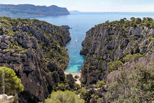 La calanque d'En-Vau est l'une des nombreuses calanques de la côte méditerranéenne entre Marseille et Cassis.
Elle est située à l'extrémité sud-est du 9e arrondissement de Marseille.