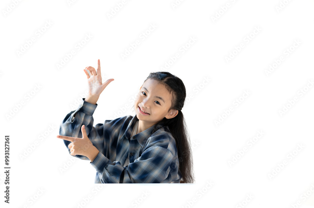 机の上で指を指す小学生の女の子 机の上で指を指す小学生の女の子