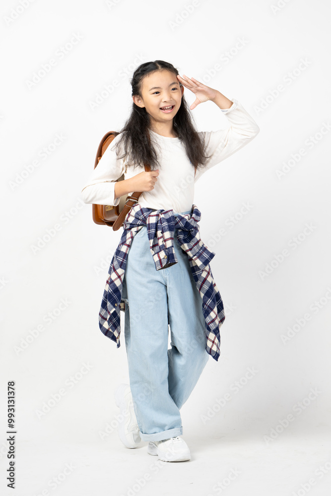白い背景でランドセルを背負った小学生の女の子 白い背景でランドセルを背負った小学生の女の子