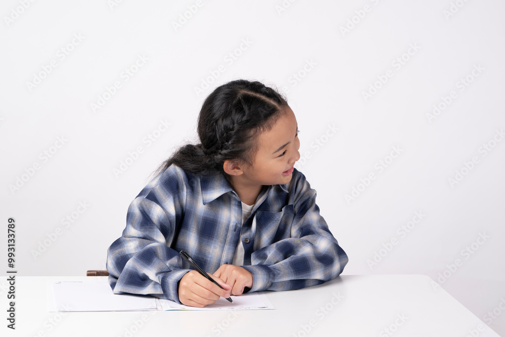 塾で勉強する小学生の女の子