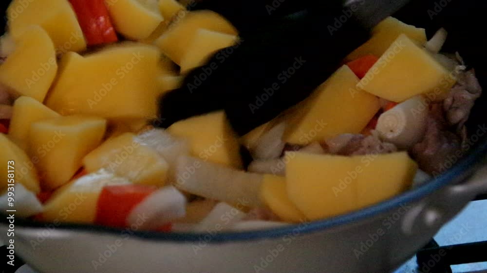 カレーの具を炒める　炒め物