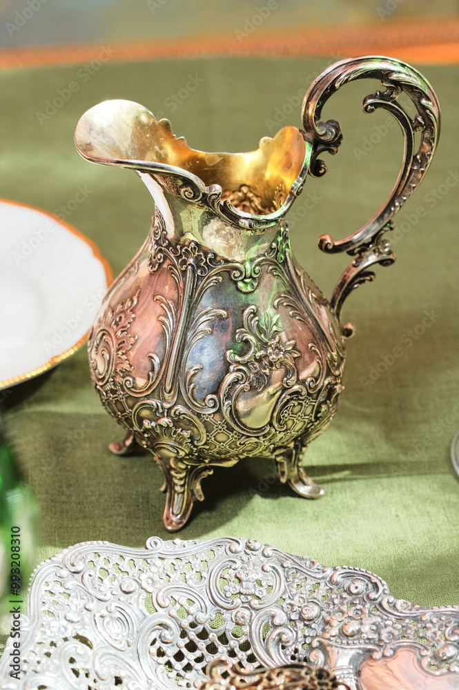 Cutlery and accessories made of antique silver give an unforgettable chic to the table!