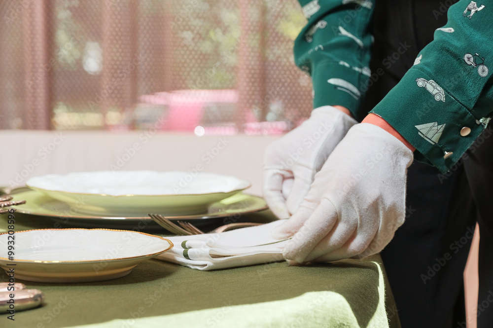 Cutlery and accessories made of antique silver give an unforgettable chic to the table!