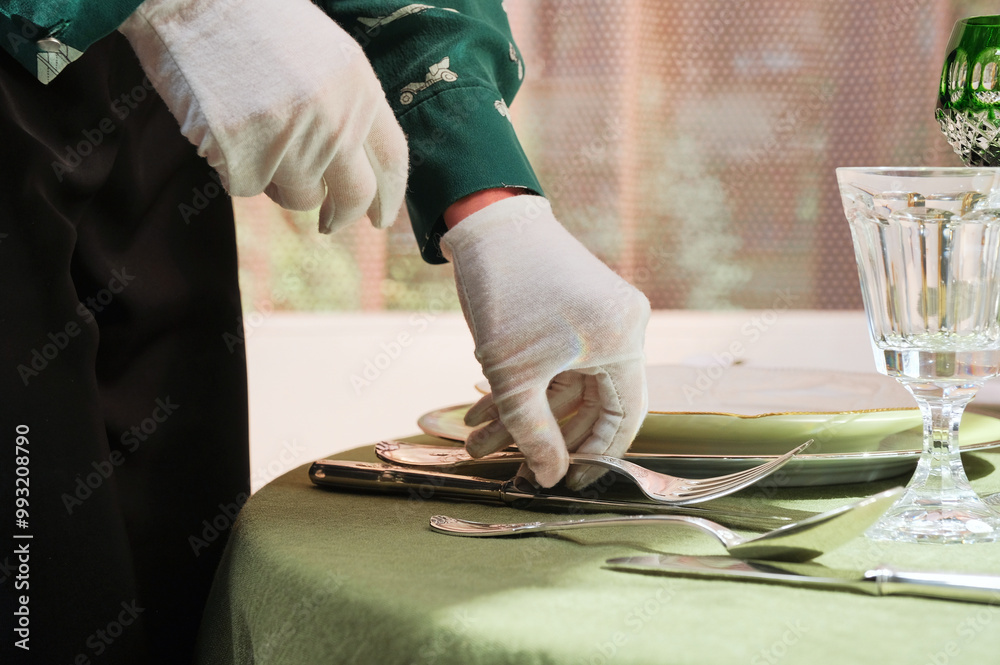 Cutlery and accessories made of antique silver give an unforgettable chic to the table!