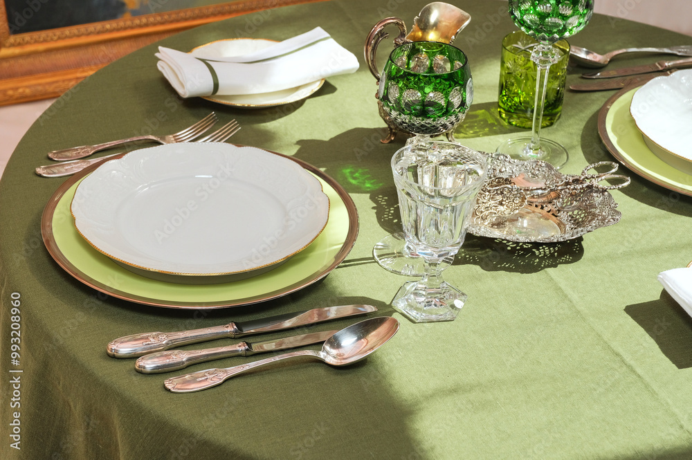 Cutlery and accessories made of antique silver give an unforgettable chic to the table!