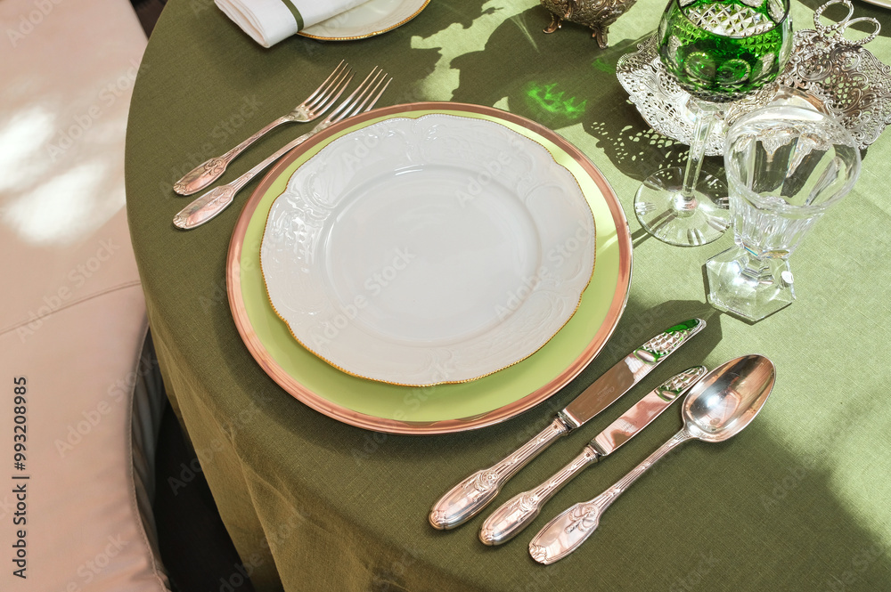 Cutlery and accessories made of antique silver give an unforgettable chic to the table!
