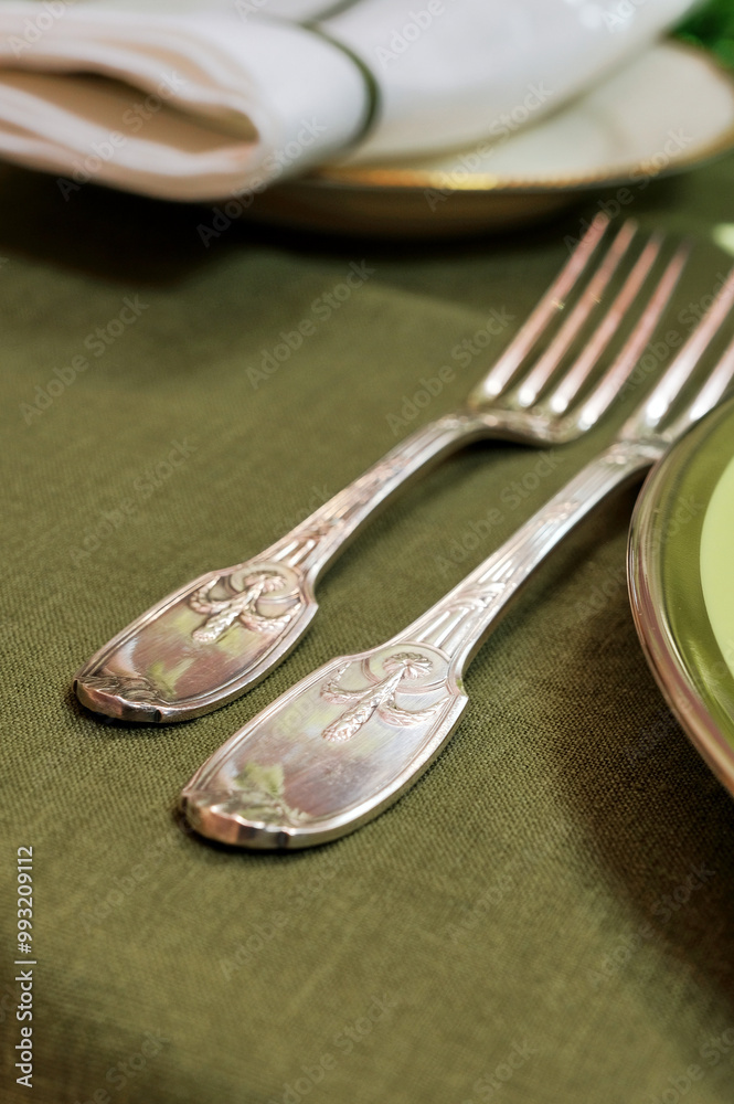 Cutlery and accessories made of antique silver give an unforgettable chic to the table!