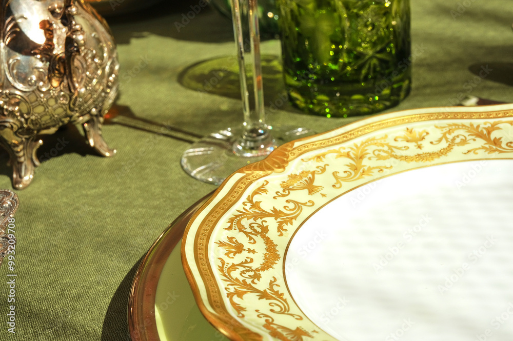 Cutlery and accessories made of antique silver give an unforgettable chic to the table!