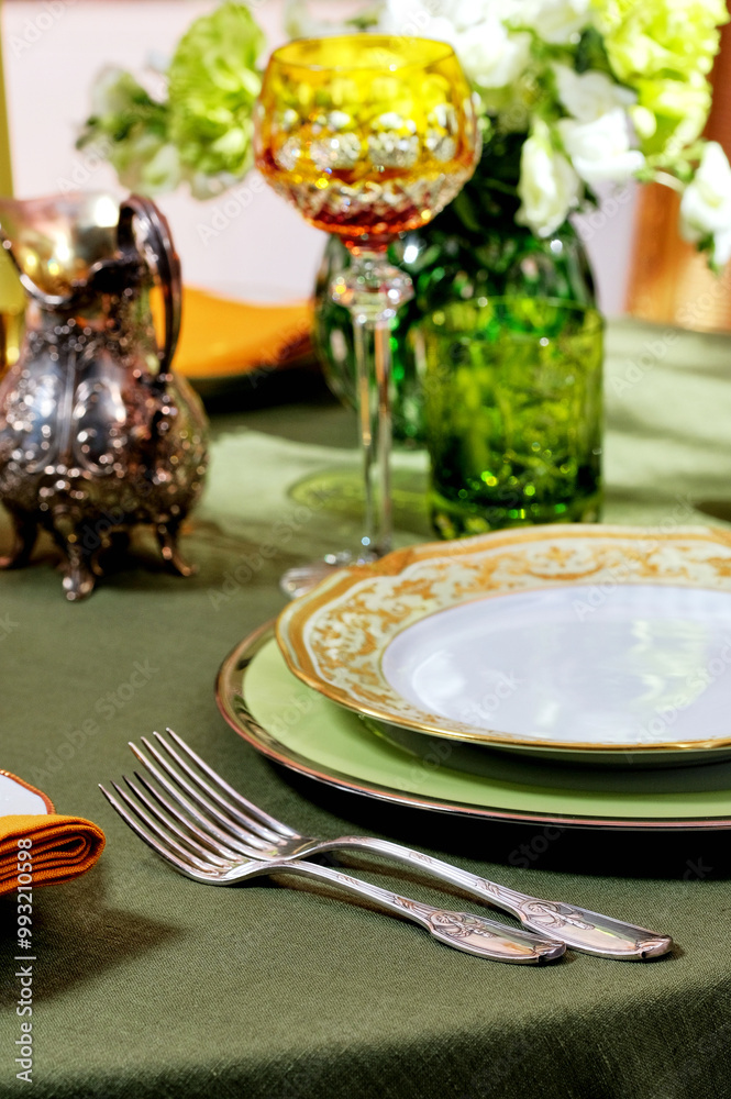Cutlery and accessories made of antique silver give an unforgettable chic to the table!