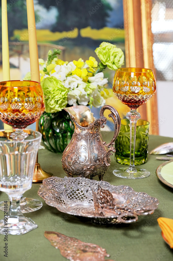 Cutlery and accessories made of antique silver give an unforgettable chic to the table!