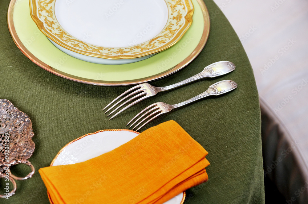 Cutlery and accessories made of antique silver give an unforgettable chic to the table!