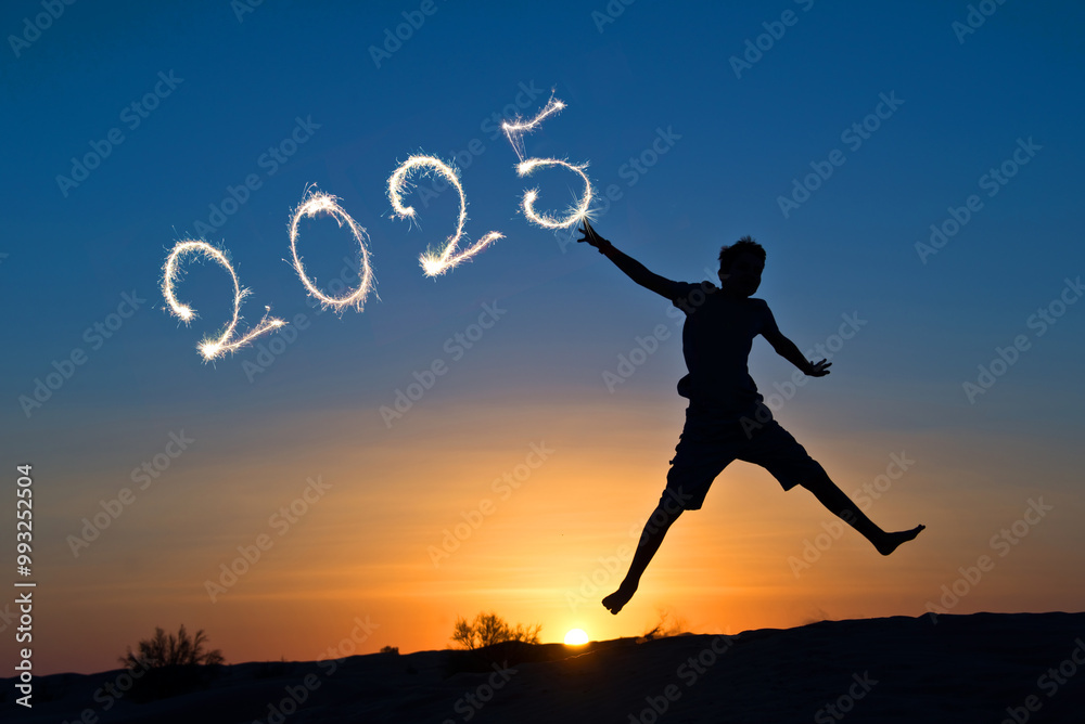Φωτογραφία 2025 written with sparkler, silhouette of a boy jumping in the sun, new year car