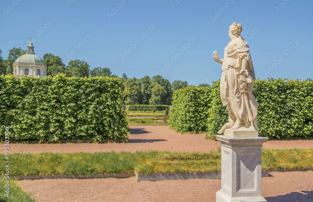 Obraz premium The lawn of an ancient park with a sculpture