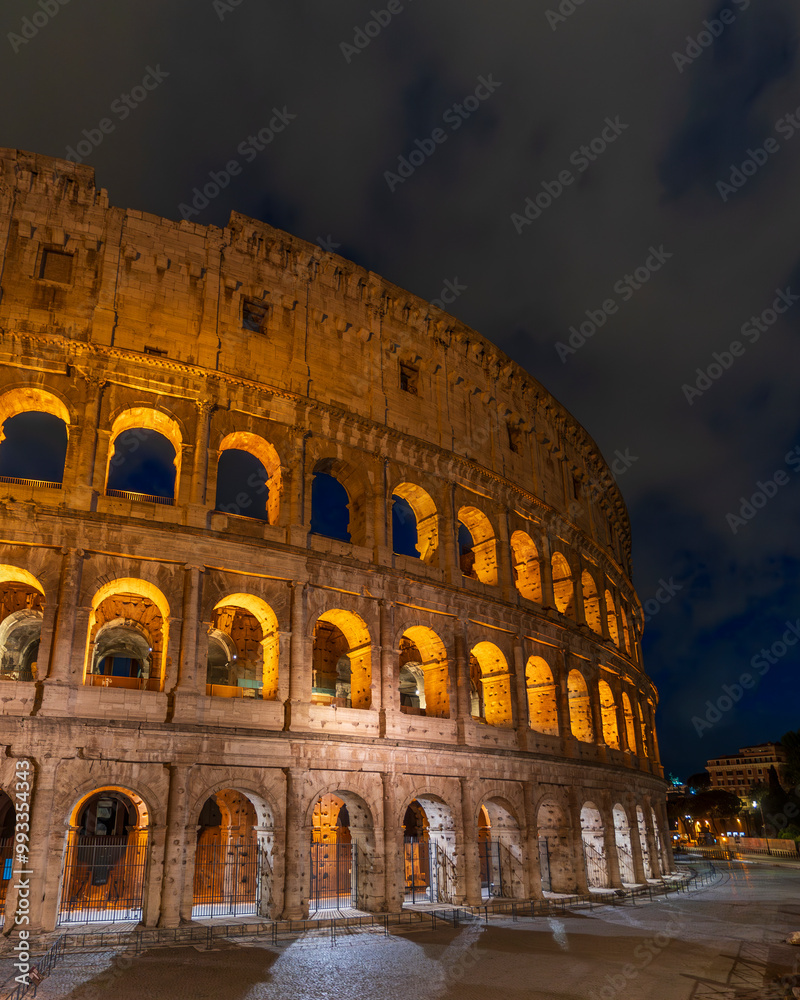 Naklejka premium Colosseum night view in Rome