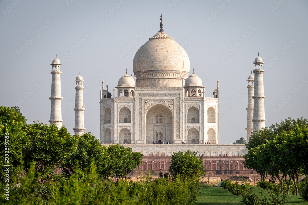 Obraz premium The Taj Mahal as seen from the gardens of Mehtab Bagh