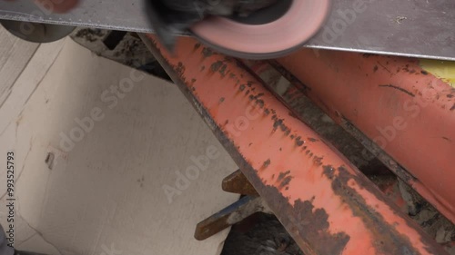 Aluminium Bleck wird Mit Winkelschleifer Entgratet